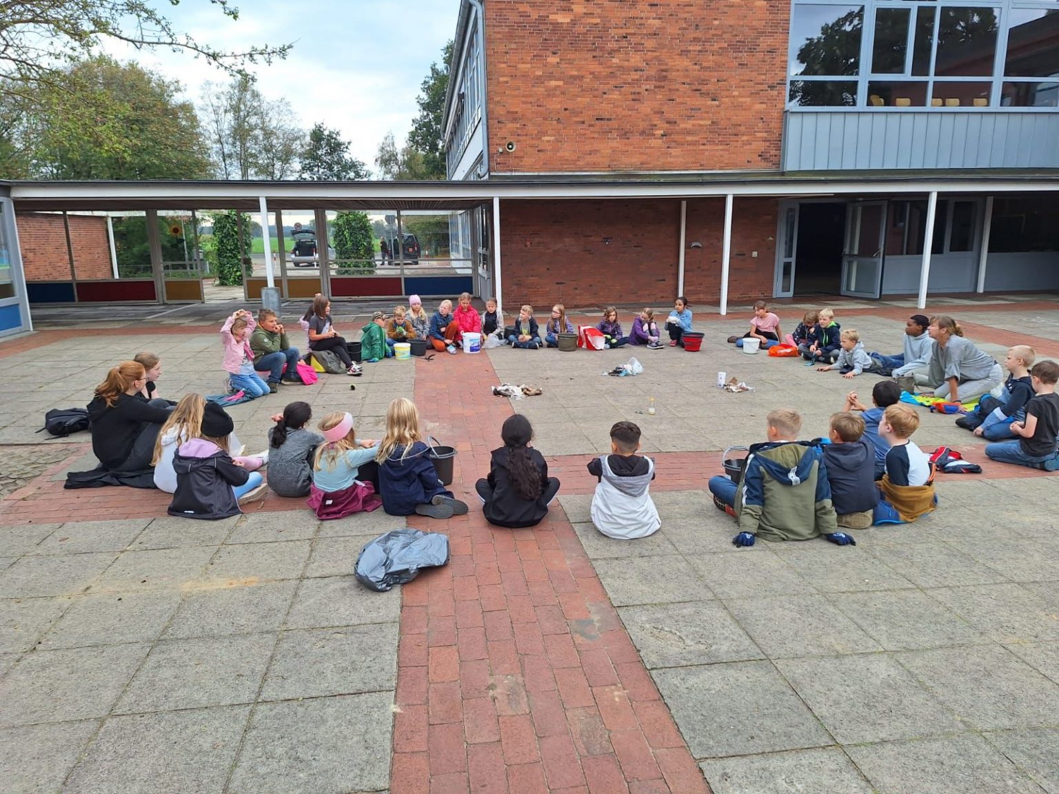 Müllsammelaktion der Klassen 3a und 3b Grundschule Klenkendorfer Mühle